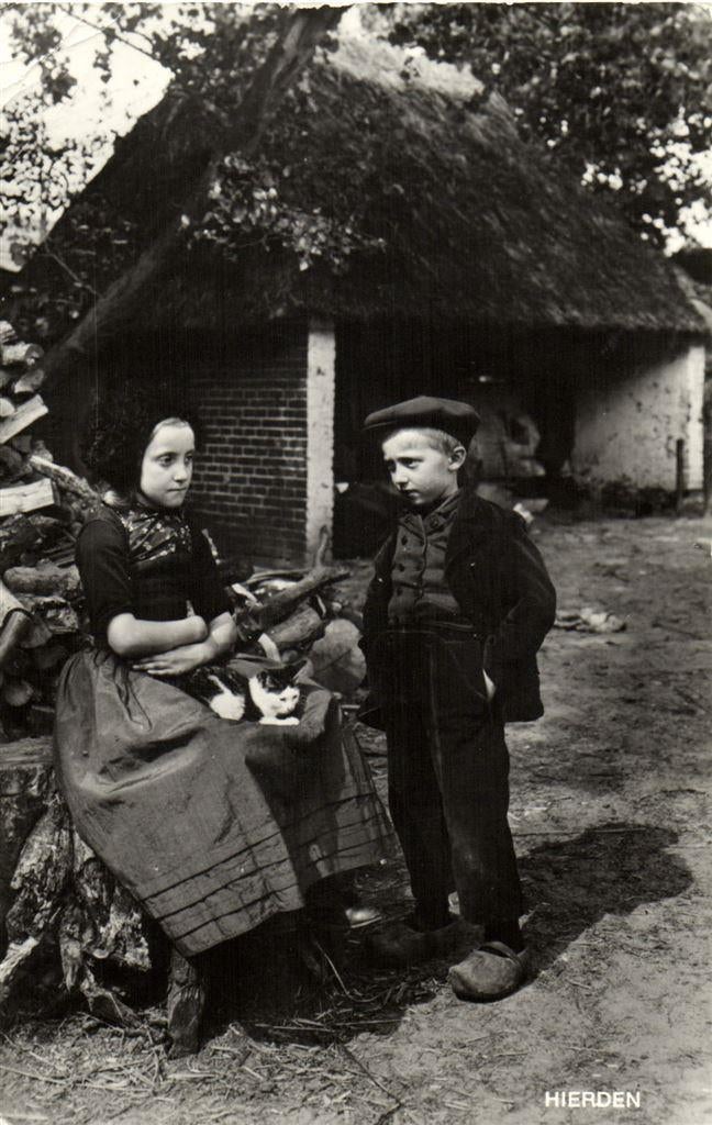 Hierden. Bij de Boerderij - jongen meisje - ongelopen, Ophalen of Verzenden, Voor 1920, Ongelopen, Noord-Brabant