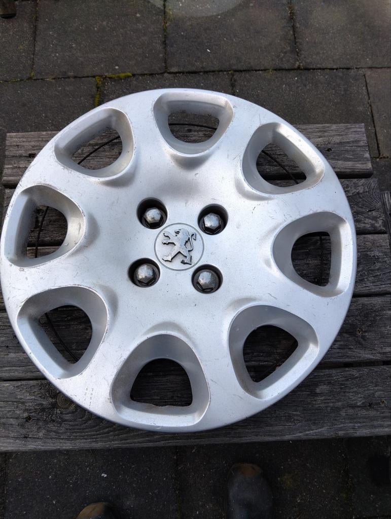 2 wieldoppen Peugeot 15 inch - gebruikt, licht beschadigd, Ophalen of Verzenden