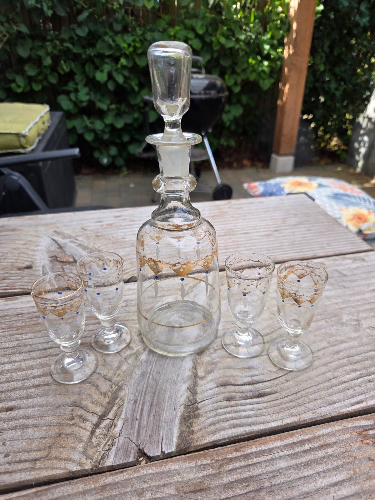 Vintage karaf met 4 borrelglaasjes - goudkleurig decor, Ophalen