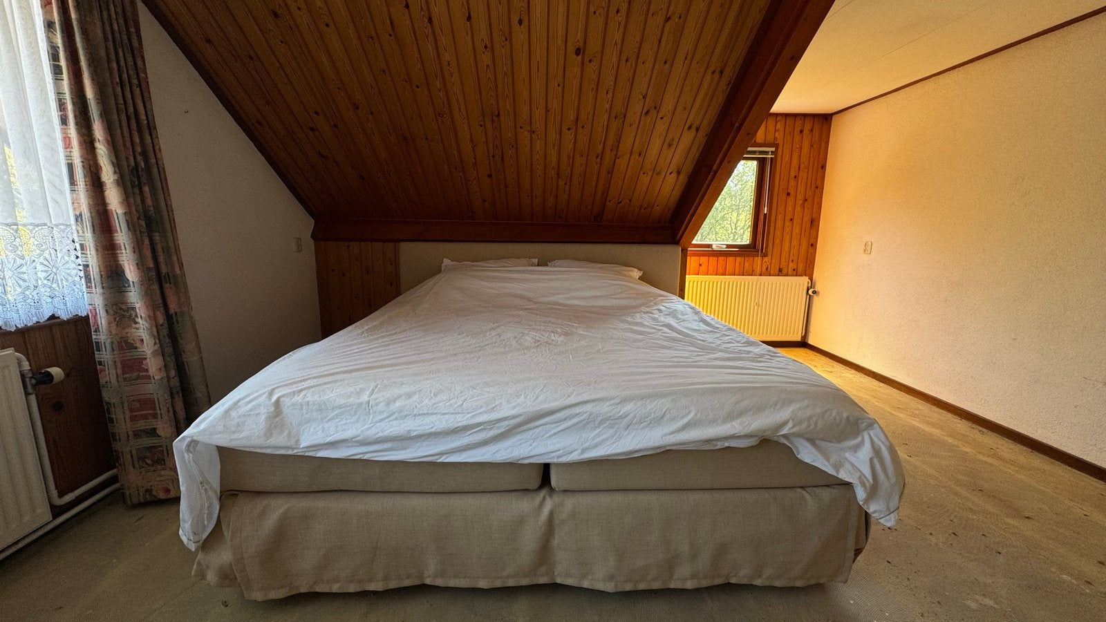 Comfortabel tweepersoonsbed met stoffen hoofdeinde, Ophalen, Beige, Tweepersoons, Zo goed als nieuw