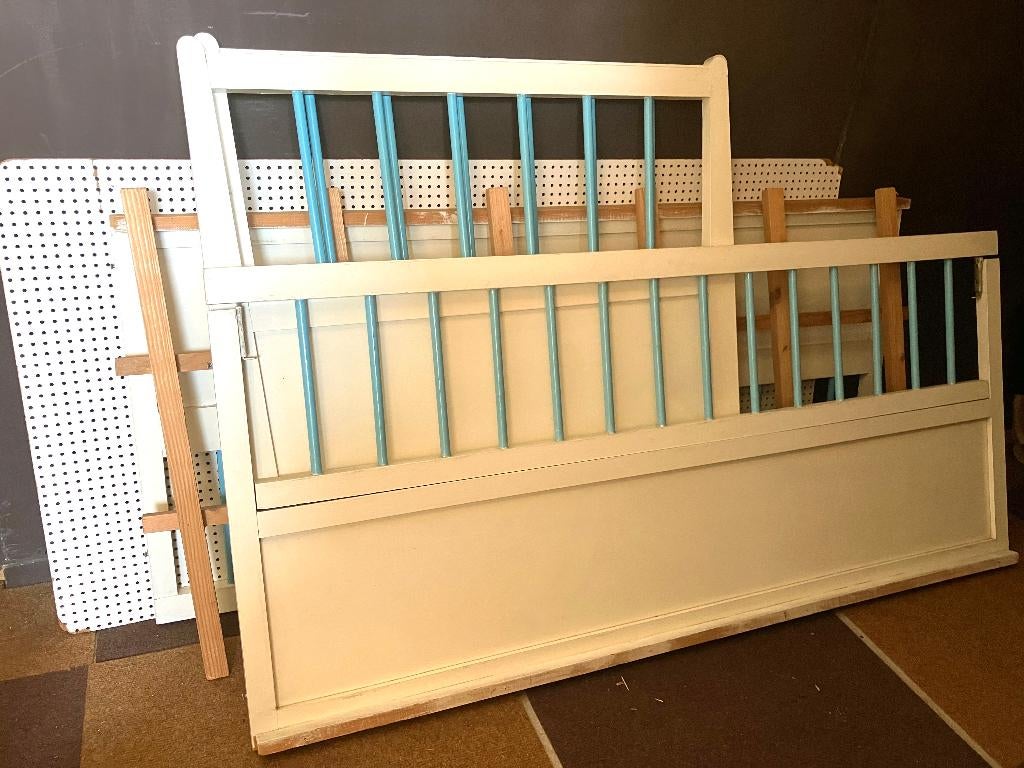Vintage houten kinderledikantje - wit blauwe spijltjes, Ophalen, Gebruikt, Minder dan 140 cm, 70 tot 85 cm