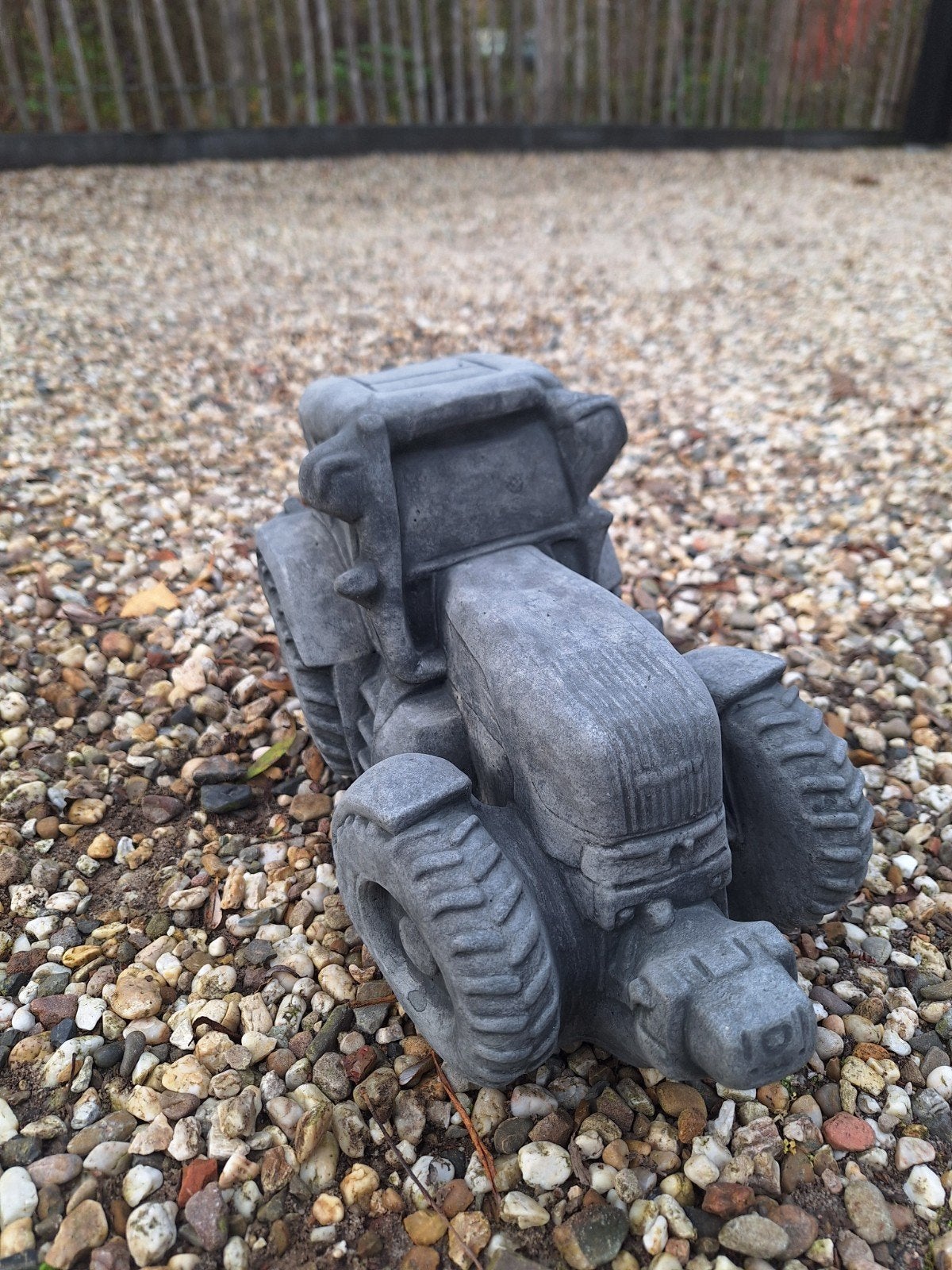 Betonnen tractor beeld - 38 cm lang, Tuin en Terras, Tuinbeelden, Nieuw, Overige typen, Beton, Ophalen