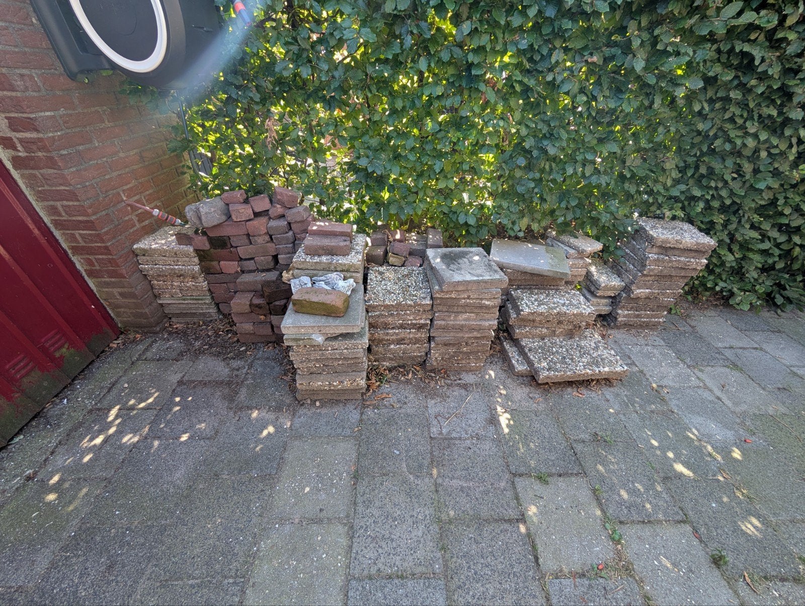 Gratis: 30x30 tegels (grind/normaal) en klinkers
Gratis, Ophalen, Gebruikt, Klinkers, Minder dan 5 m²