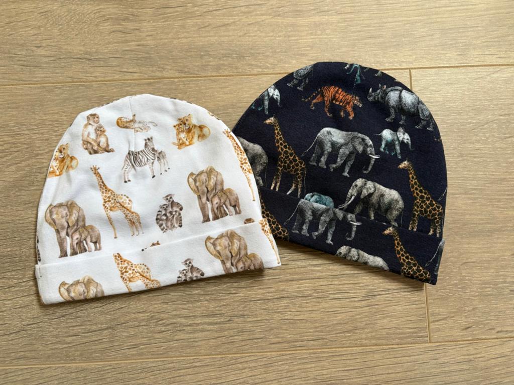2x new born baby muts handgemaakt, Jongen of Meisje, Nieuw, Ophalen of Verzenden, 104 of kleiner