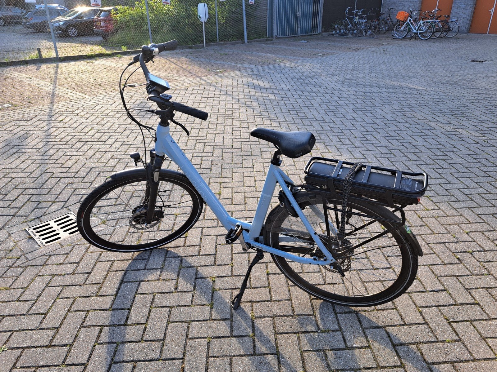 Blauwe e-bike inclusief lader - Zo goed als nieuw, Ophalen of Verzenden, Zo goed als nieuw, Overige merken