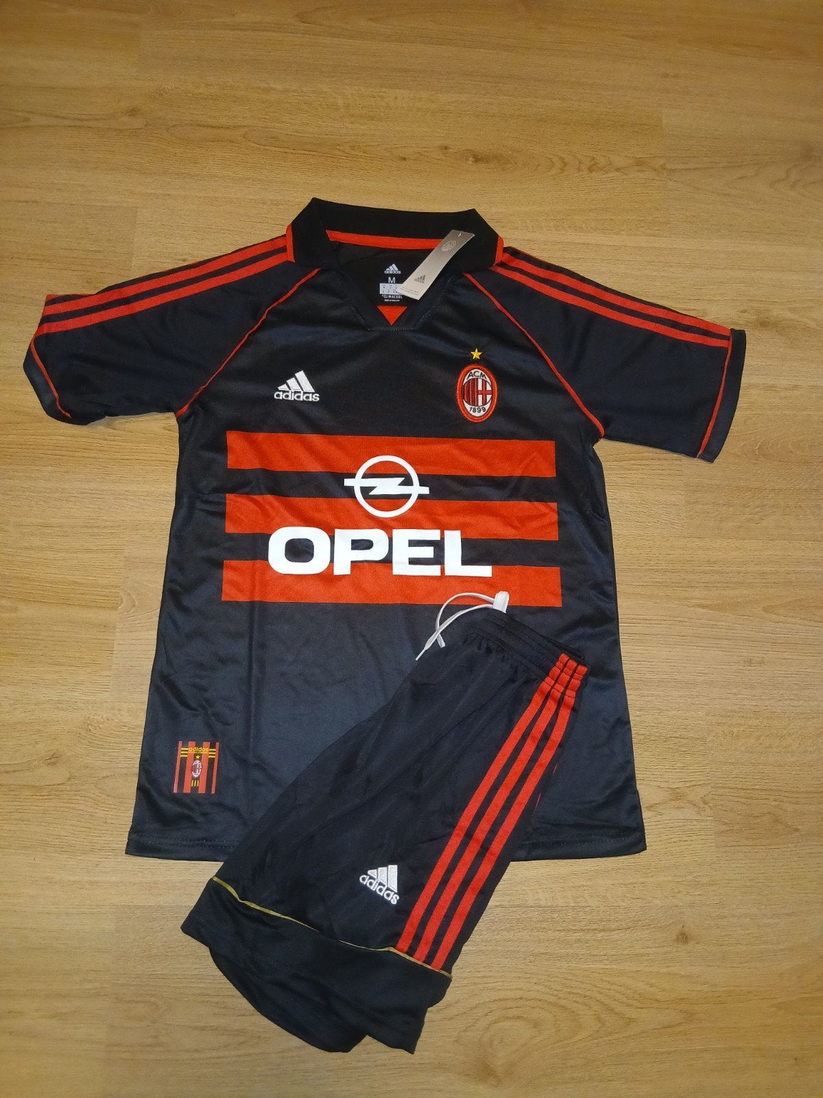 AC Milan Thuisshirt en Broekje Maat M - Nieuw met kaartjes, Kleding | Heren, Maat 48/50 (M), Zwart, Nieuw, Ophalen of Verzenden