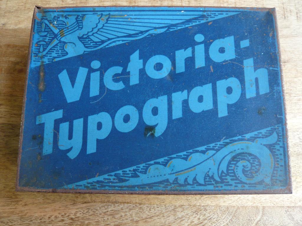 vintage blik Victoria-Typograph, Verzamelen, Blikken, Ophalen of Verzenden, Gebruikt, Overige