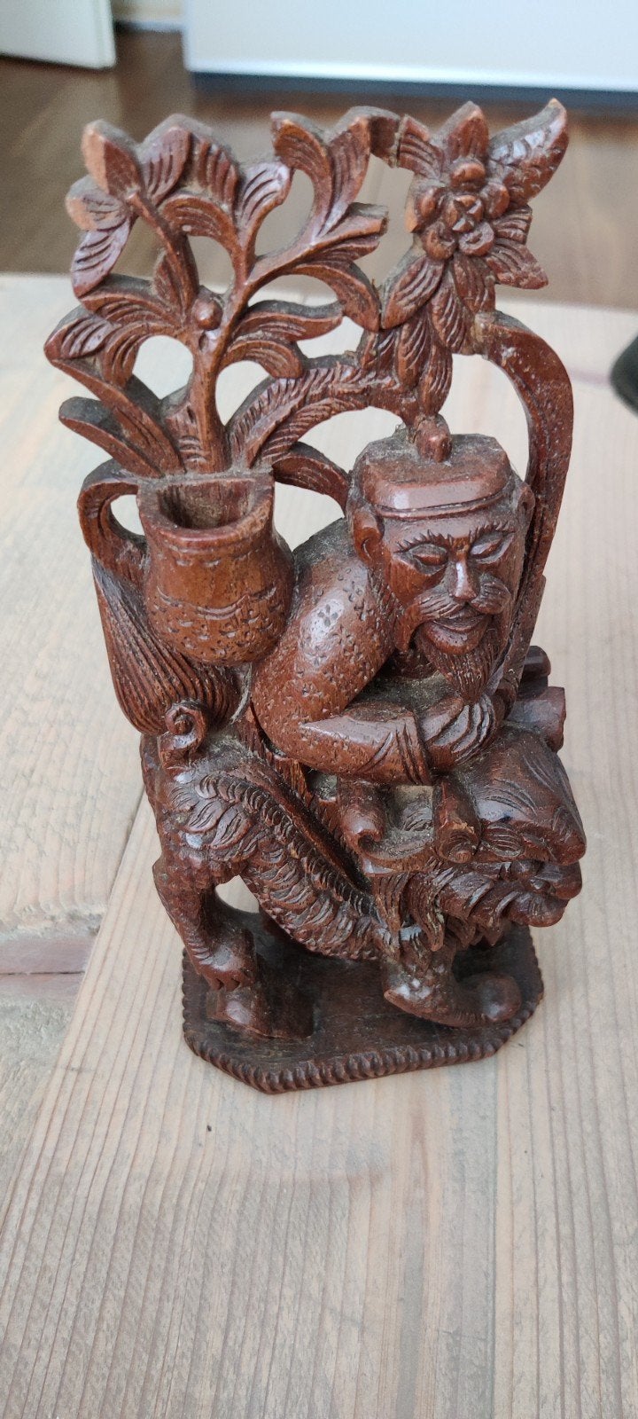 Handgesneden houten beeldje - Aziatische man met dier, Ophalen of Verzenden, Handgemaakt, 20 - 50 cm, Beeld