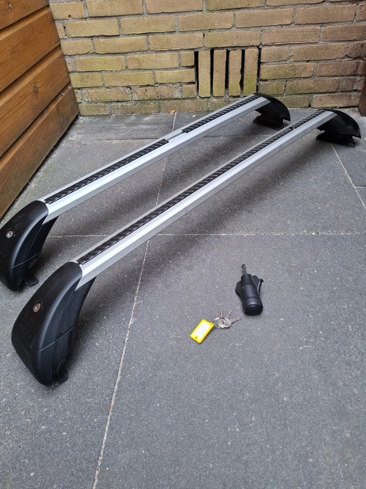Dakdragers Volvo V40 in prima staat met bevestiging sleutel, Auto diversen, Dakdragers, Ophalen