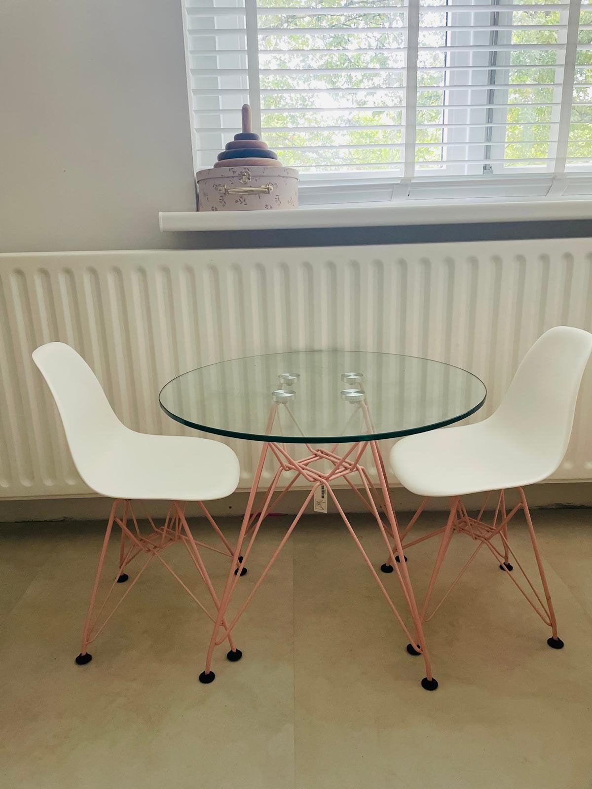 SKLUM Kindertafel met twee stoelen, Ophalen, Zo goed als nieuw, Tafel(s) en Stoel(en)