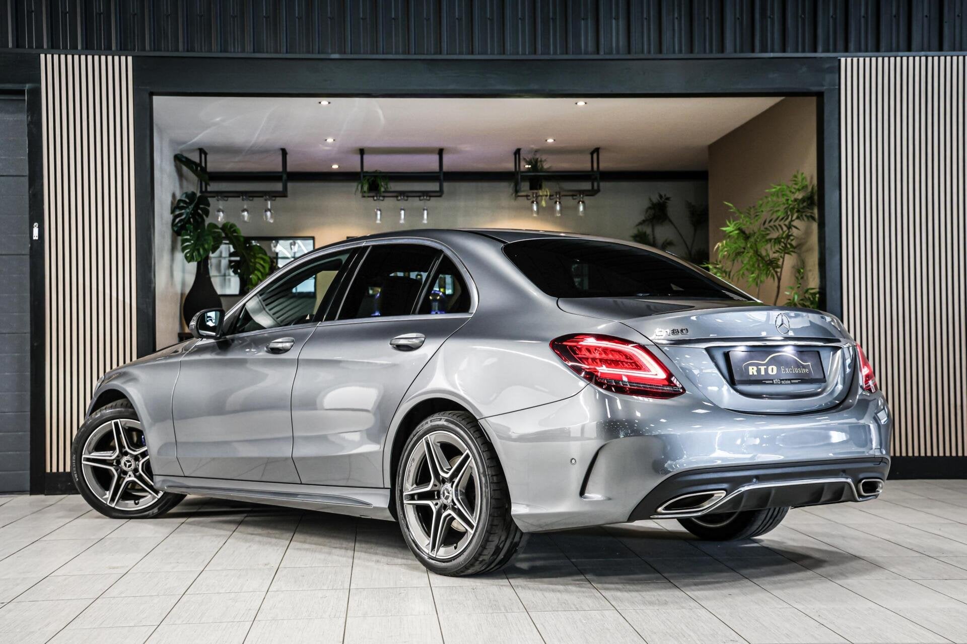 Mercedes C-klasse 180 AMG|Leder|NAP|Virtual|360 camera, Auto's, Automatische klimaatregeling, Euro 6, Met garantie (alle), Sedan