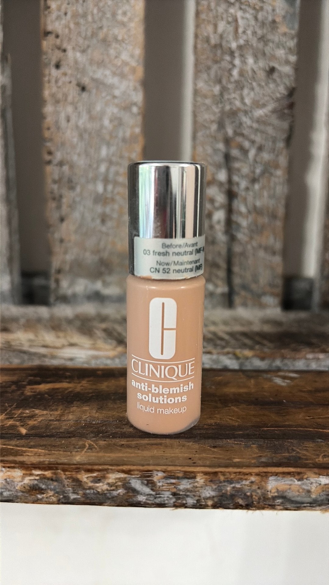 Clinique Anti Blemish Foundation CN52, Ophalen of Verzenden, Zo goed als nieuw, Beige, Gehele gezicht