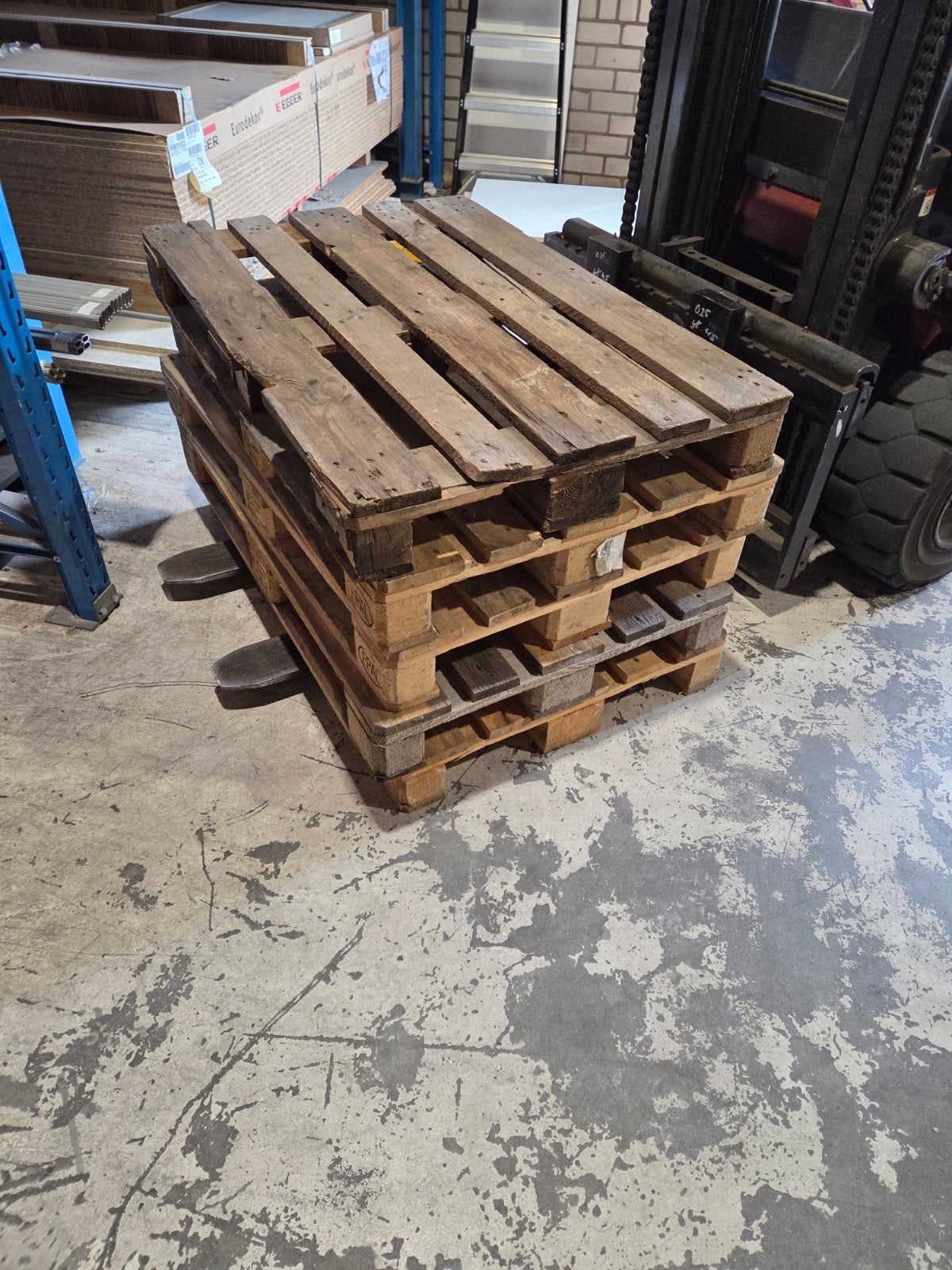 Stapel gebruikte houten europallets, Ophalen