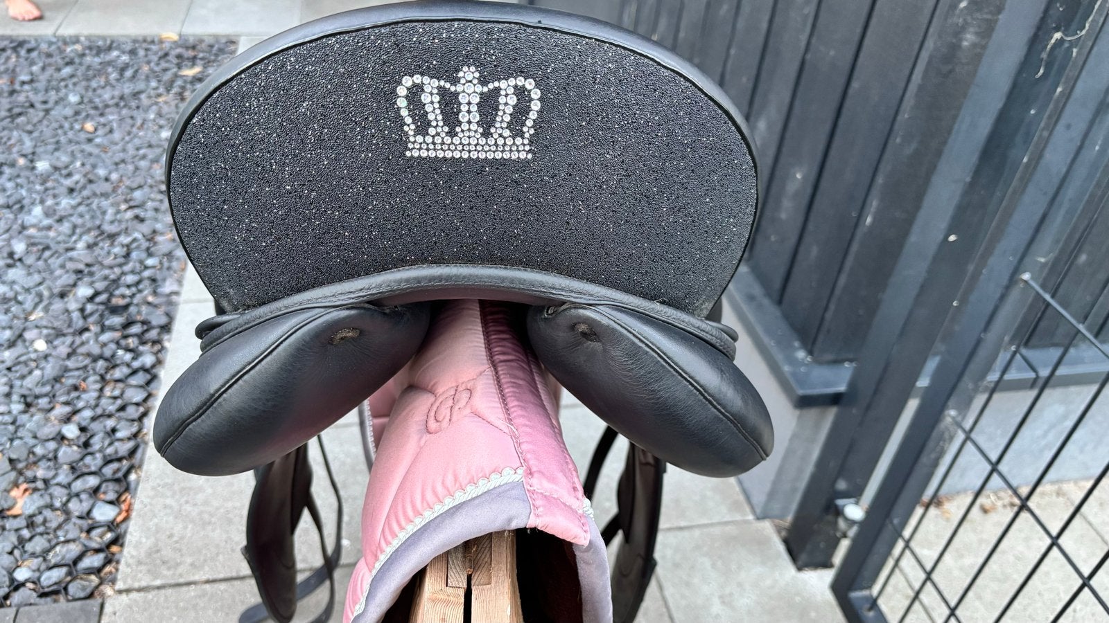 Kingsley D7 swarovski logo en glitter achterkant, L (17.5 inch), Ophalen of Verzenden, Zo goed als nieuw, Dressuur