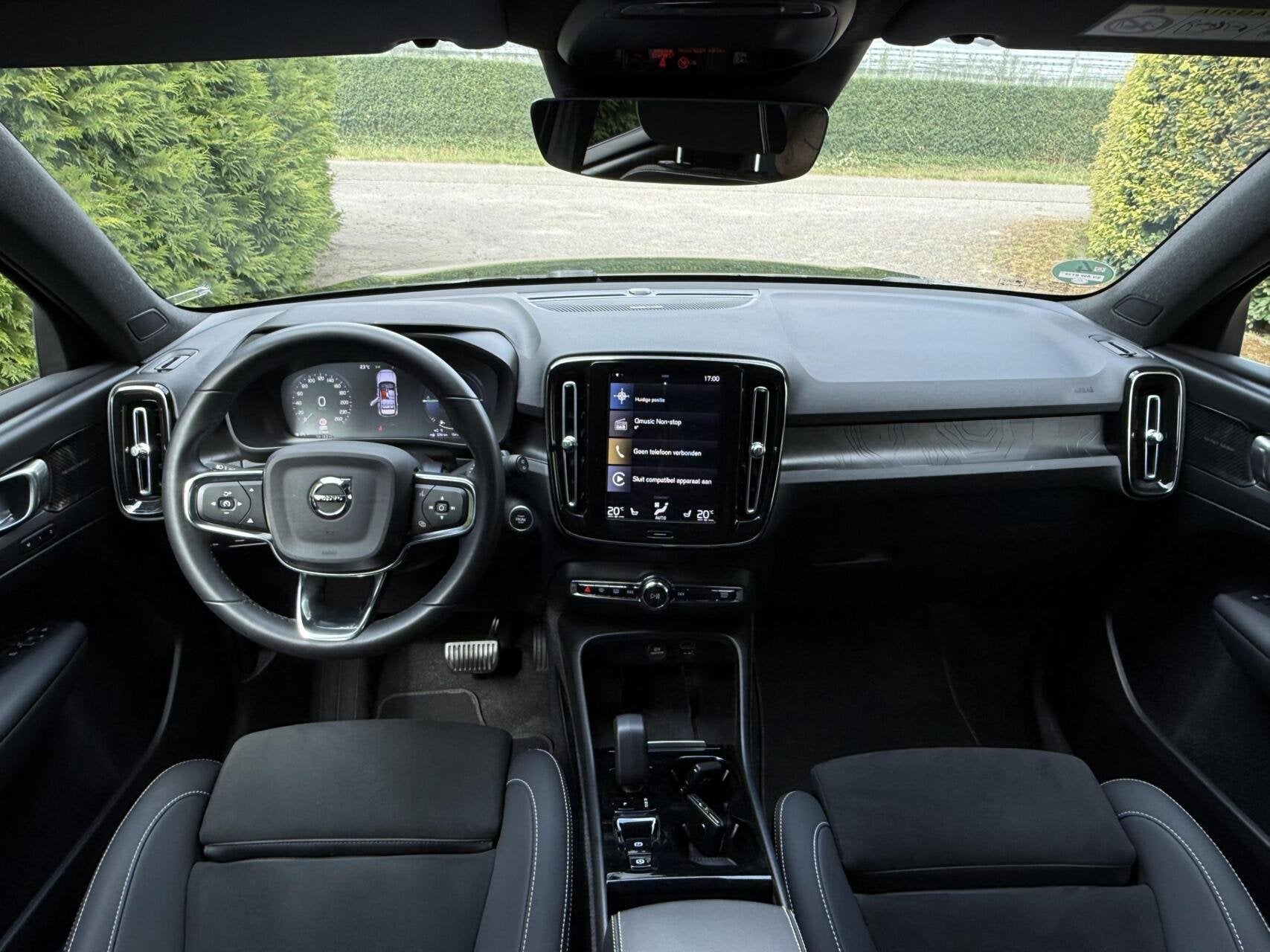 Volvo XC40 1.5 | R-Design |black on black|H & K, Zwart, Met garantie (alle), Alcantara, Zwart