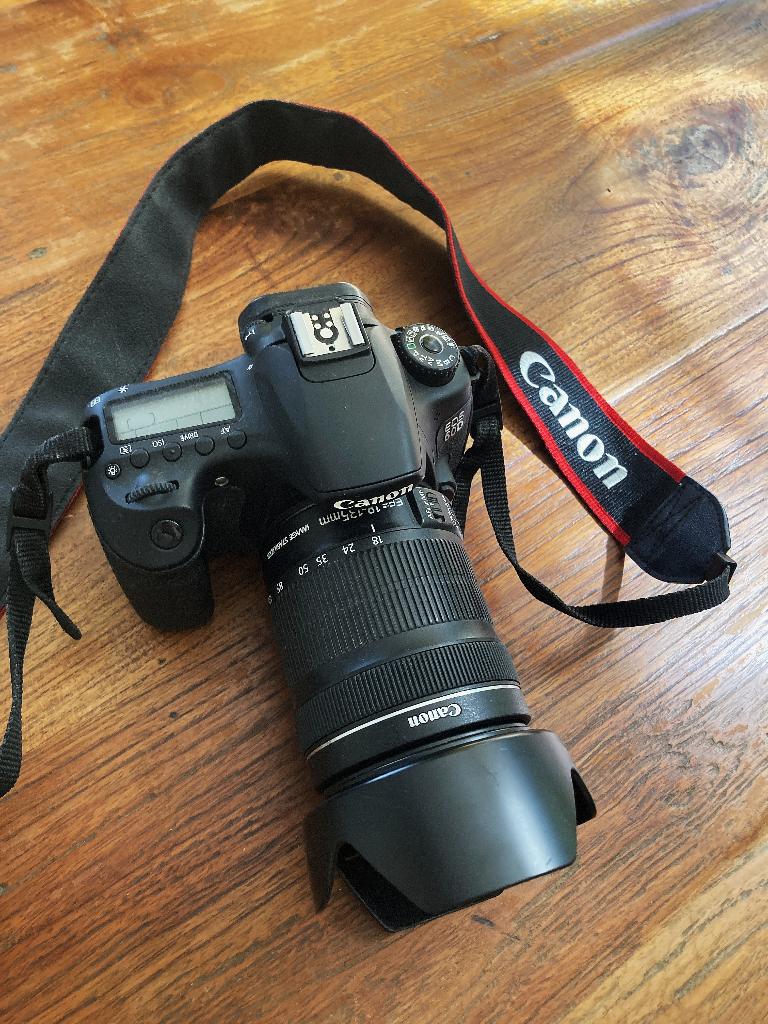 Canon EOS 60D + Canon lens EF-S 18-135mm, Spiegelreflex, Canon, Ophalen of Verzenden, Zo goed als nieuw