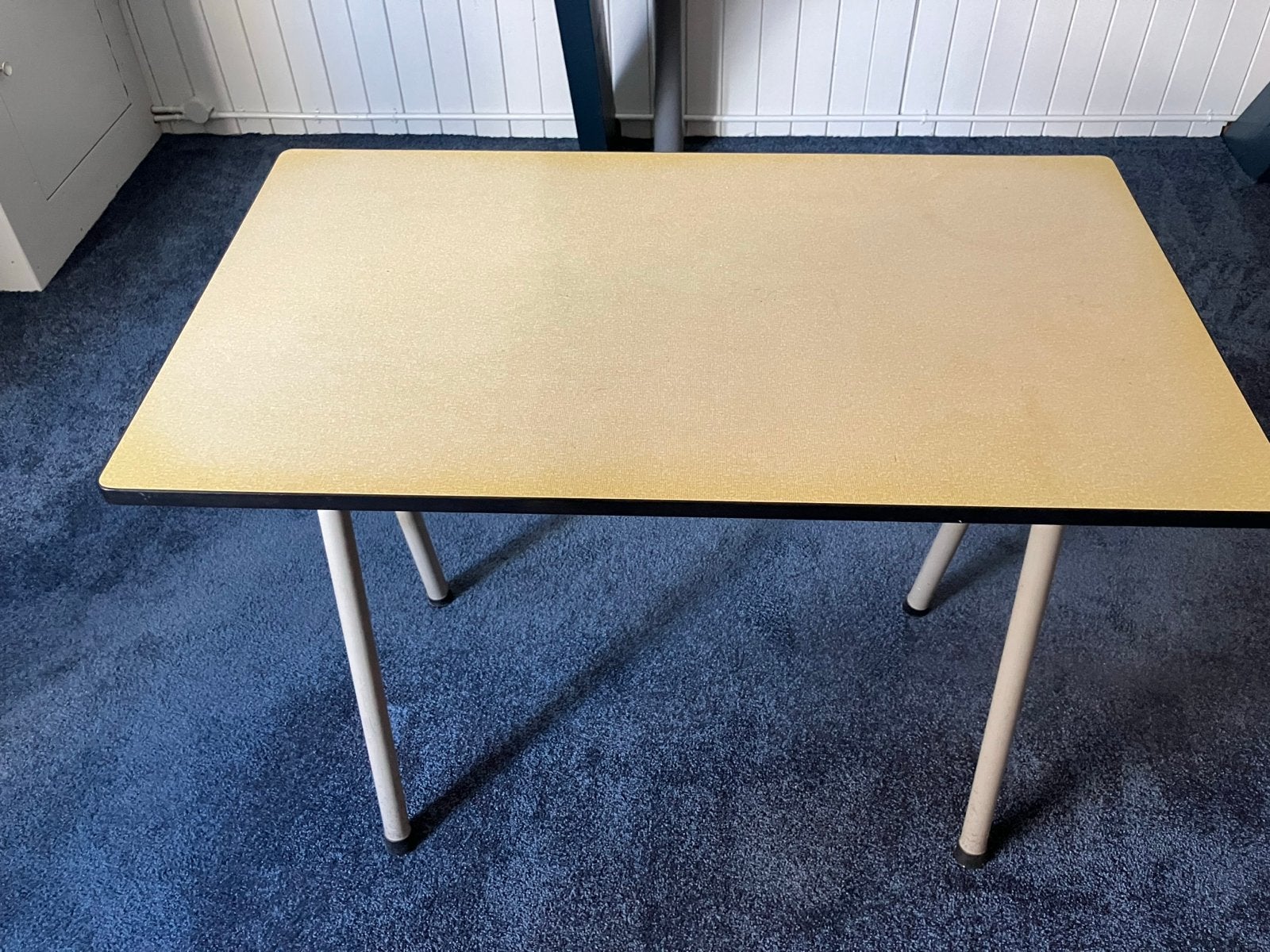 Vintage tafel met formica blad en metalen poten, Ophalen, Gebruikt, 100 tot 150 cm, Tot twee personen