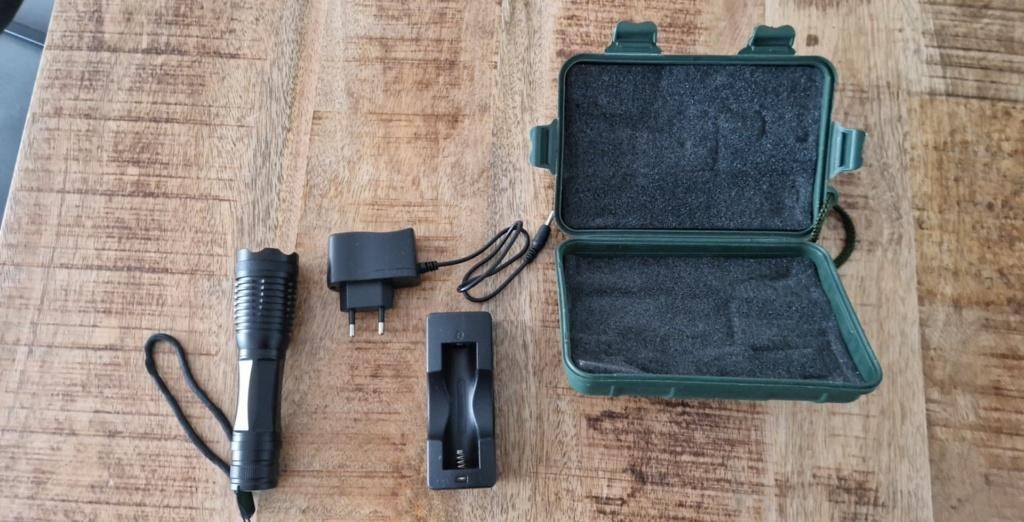 Militaire Zaklamp LED in Flashlight op batterijen, Ophalen of Verzenden, Zo goed als nieuw, Batterij