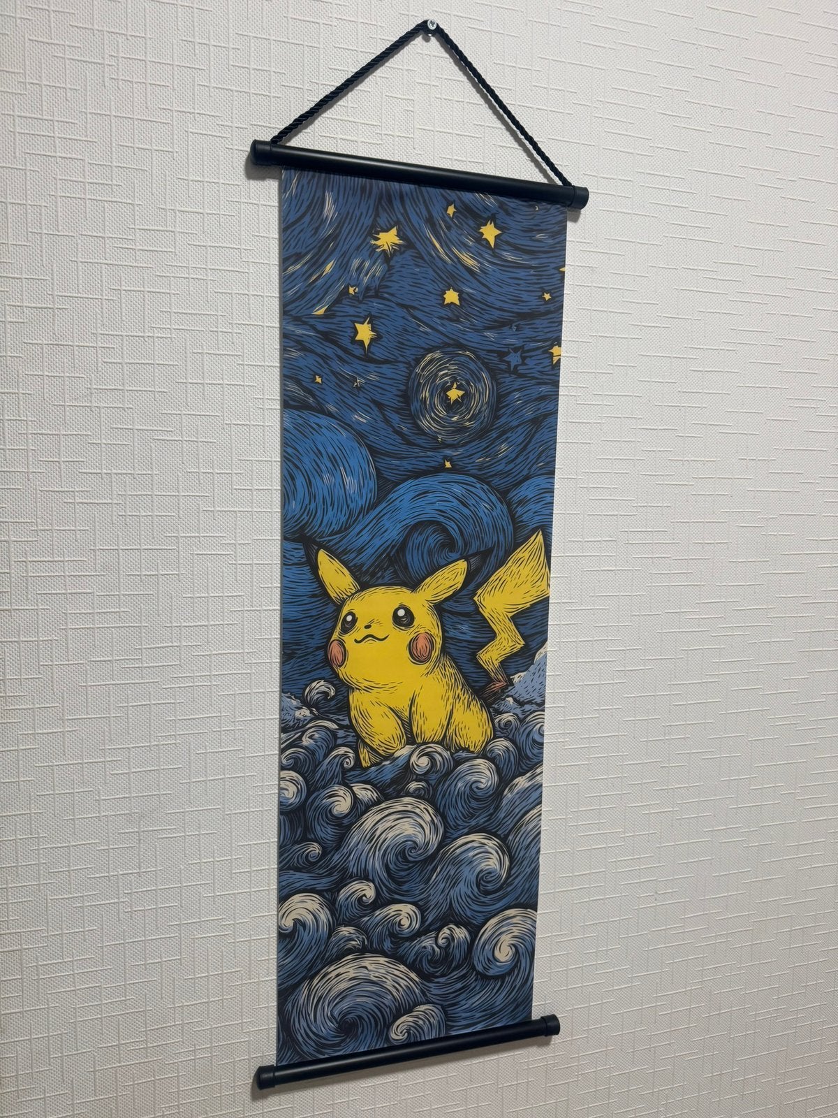 Pokemon Pikachu van Gogh canvas scroll, Verzamelen, Posters, Ophalen of Verzenden, Nieuw, Film en Tv