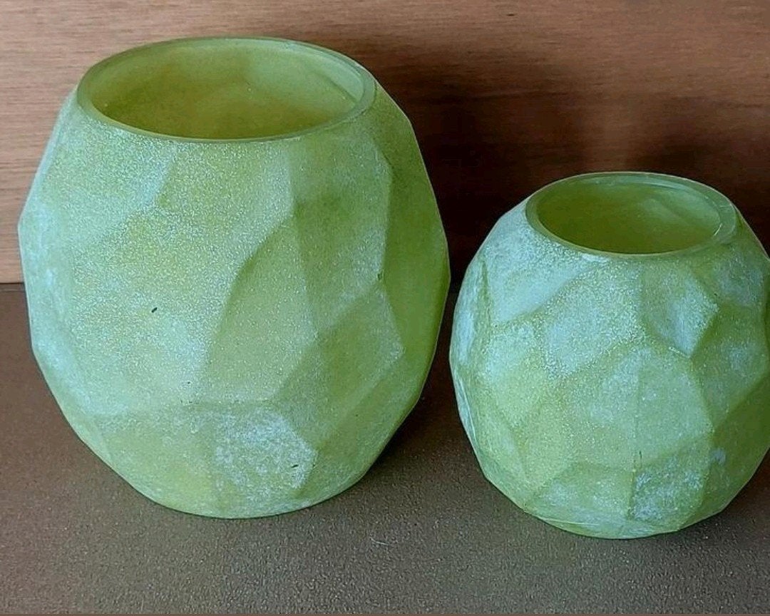 Set van 2 lime groene glazen vaasjes/windlichten, Huis en Inrichting, Woonaccessoires | Vazen, Gebruikt, Verzenden, Glas, Minder dan 50 cm