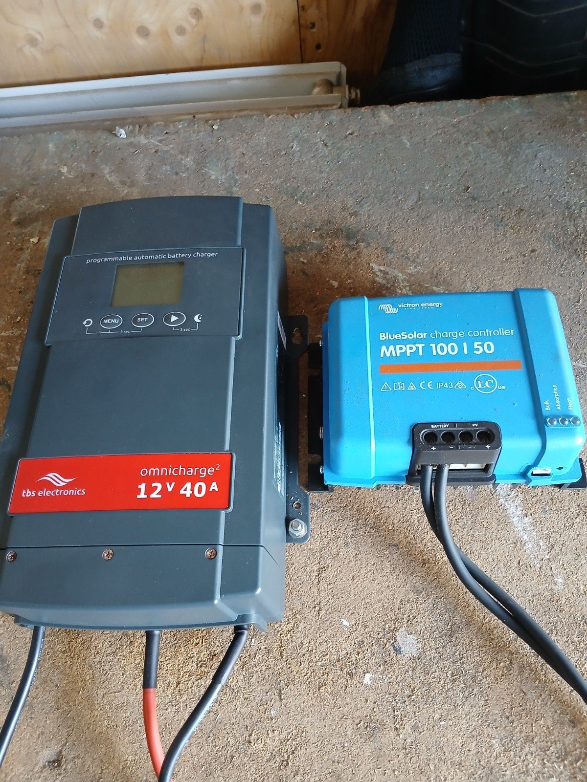 Tekoop omvormer 12v met zware laadstroom regelaar, Ophalen of Verzenden
