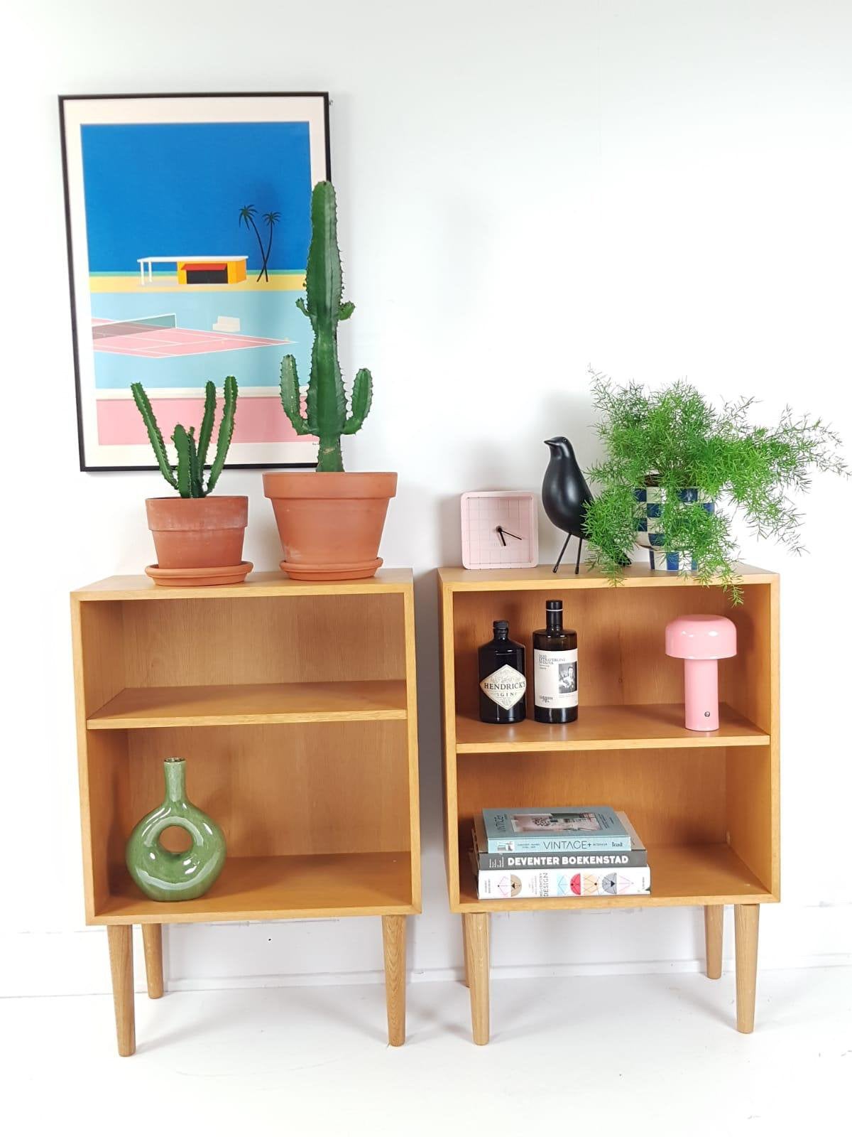 2 Vintage Eiken Fineer Houten Kastjes | Deens, Huis en Inrichting, Slaapkamer | Nachtkastjes, Ophalen of Verzenden, Zo goed als nieuw