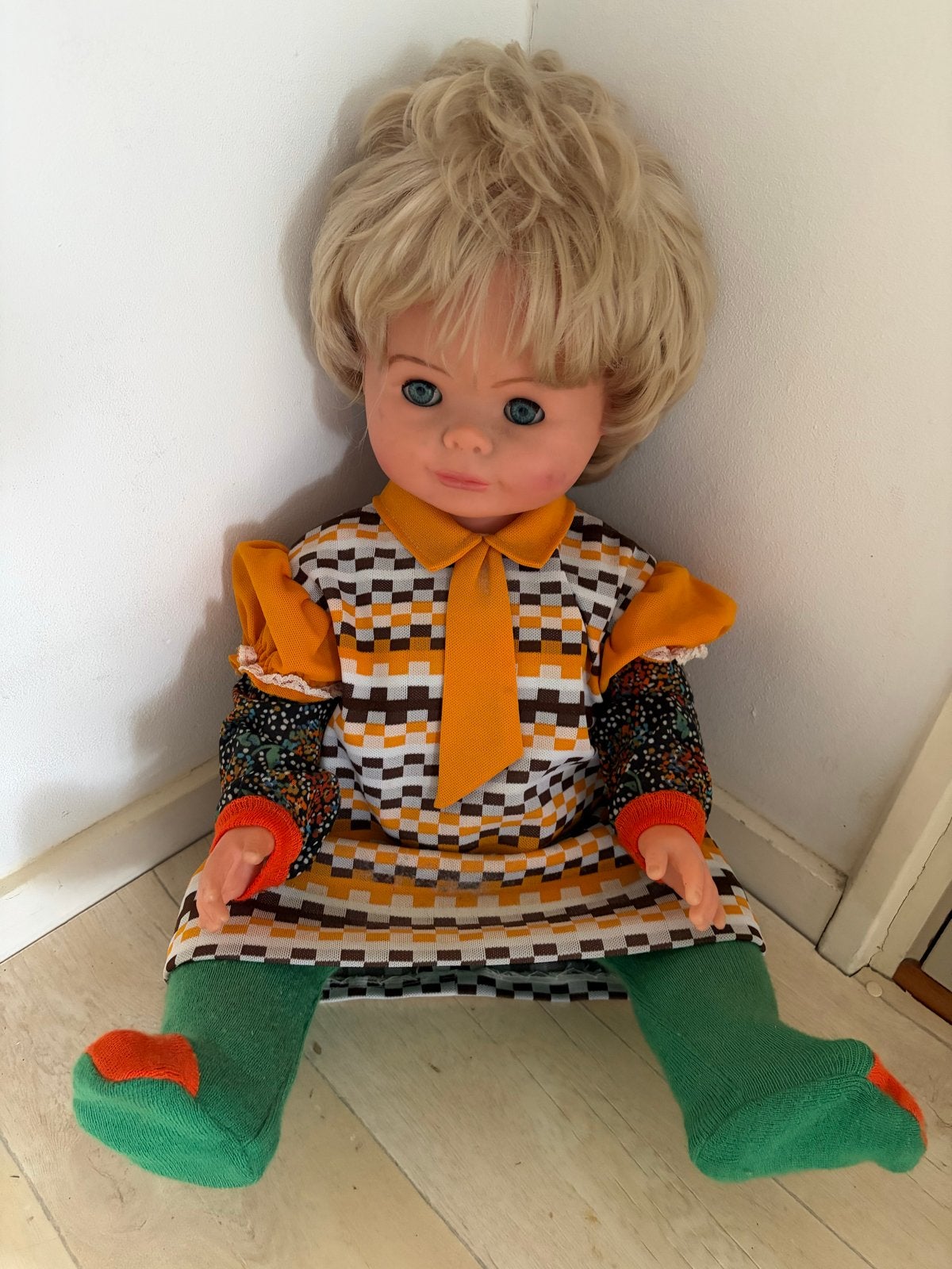 Vintage pop met blond haar en geblokte jurk, Ophalen of Verzenden, Gebruikt, Pop
