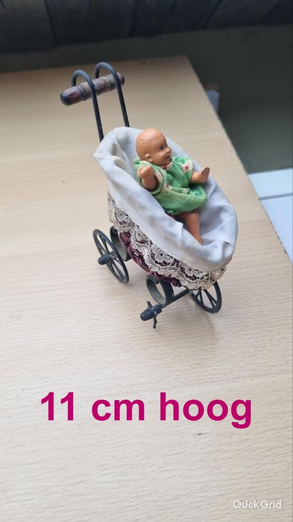 Miniatuur babypop in kinderwagen - 11 cm hoog, Antiek en Kunst, Ophalen of Verzenden