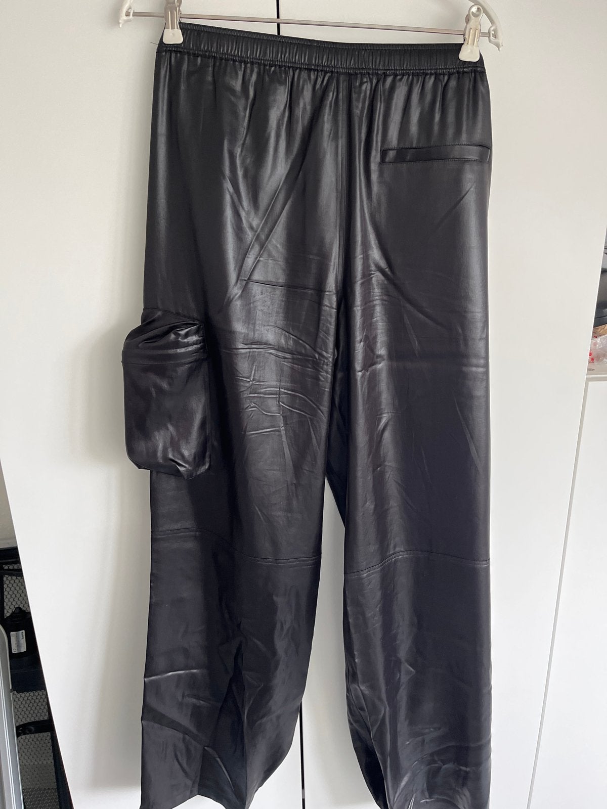 Filippa K Shiny Cargo Trackpants Zwart Maat S, Zwart, Ophalen of Verzenden, Zo goed als nieuw, Maat 36 (S)