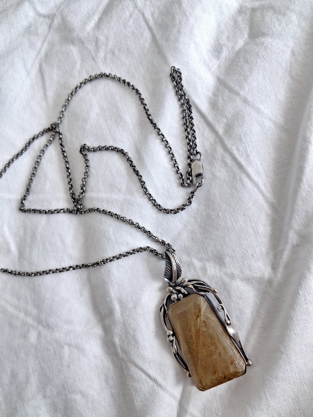 Zilveren lange ketting met Rutielkwarts edelsteen, Sieraden, Tassen en Uiterlijk, Antieke sieraden, Ophalen of Verzenden, Zilver