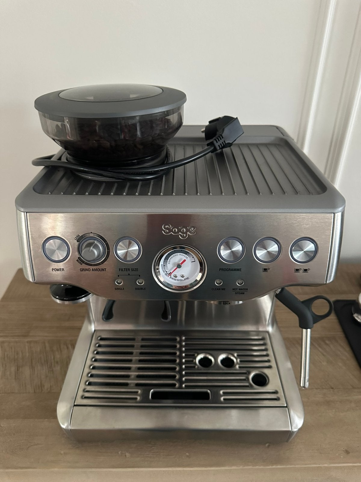 Sage Barista Express + accessoires, Witgoed en Apparatuur, Koffiezetapparaten, 10 kopjes of meer, Ophalen, Zo goed als nieuw, Koffiemachine