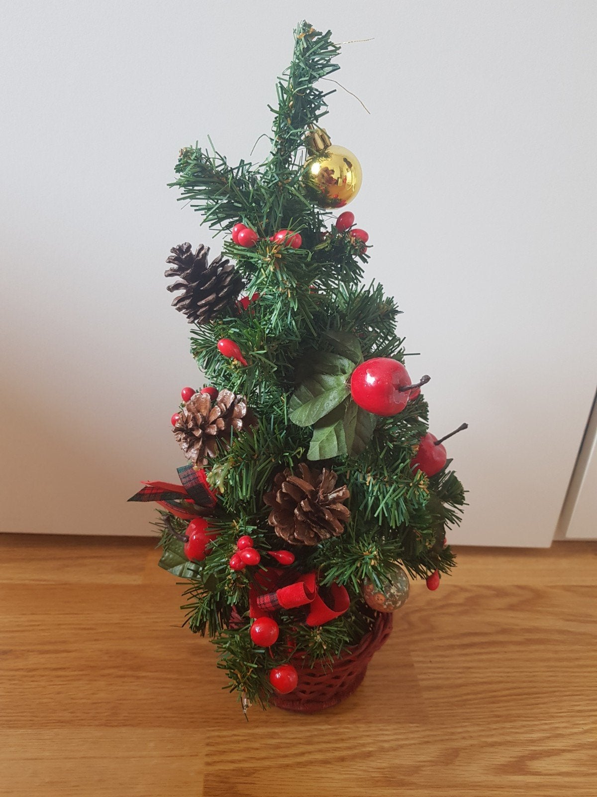 Prachtig gedecoreerd mini kerstboompje in mand – 38 cm hoog, Ophalen of Verzenden
