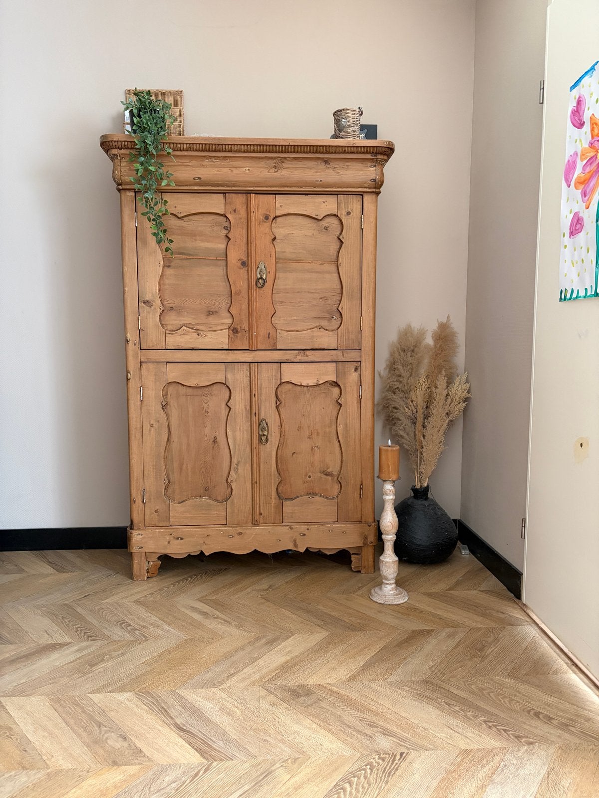 Antieke grenen kast met sierlijke details, Ophalen
