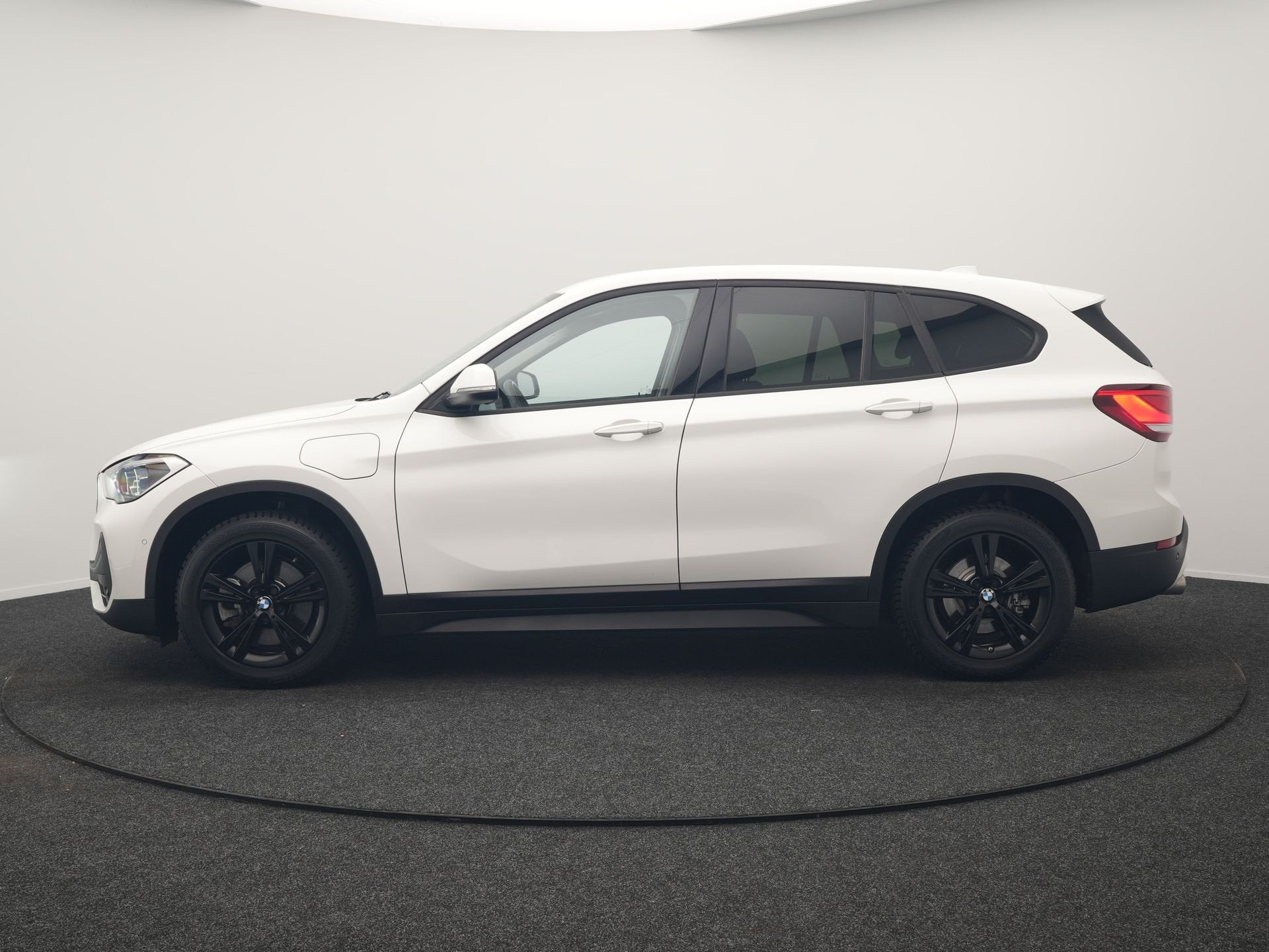 BMW X1 xDrive25e PHEV 221pk Dealer O.H. | Adaptive Cruise |, Auto's, Dealer onderhouden, Gebruikt, 750 kg, Wit
