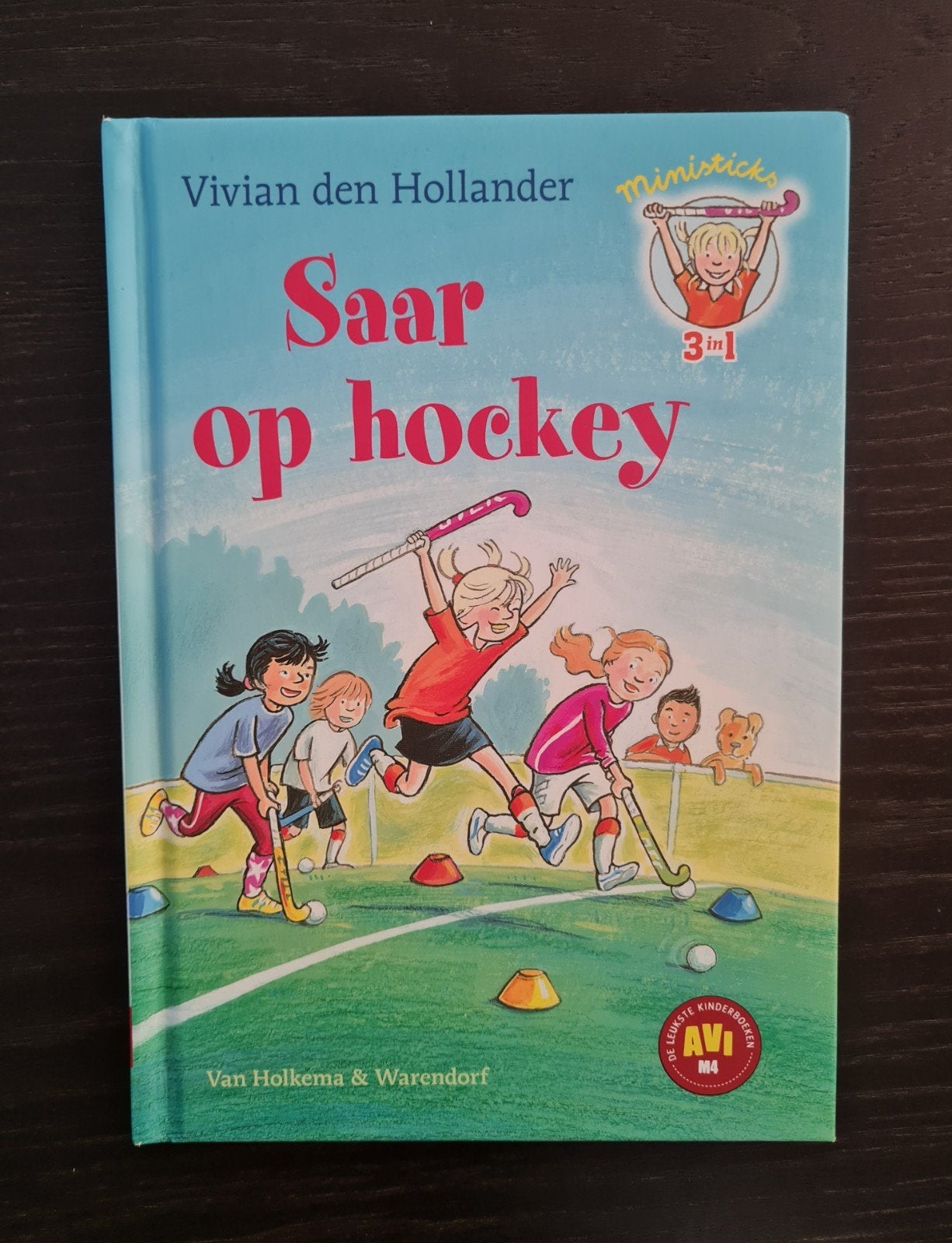 Ministicks - Saar op hockey, met 3 verhalen, Fictie algemeen, Vivian den Hollander, Ophalen of Verzenden, Zo goed als nieuw