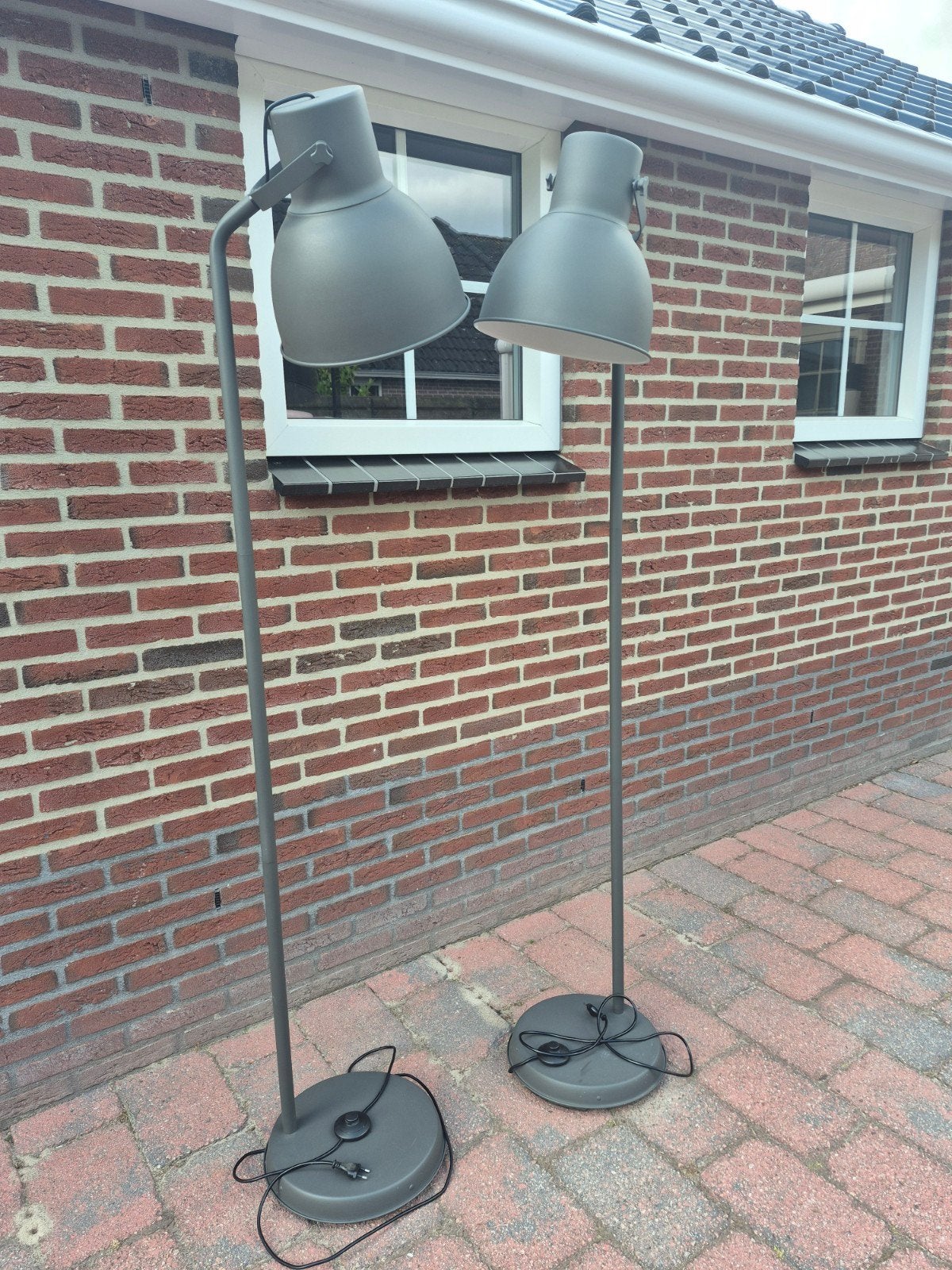 Ikea Hektar vloerlampen - set van 2, Huis en Inrichting, Lampen | Vloerlampen, Ophalen, Gebruikt, E27 (groot), Metaal