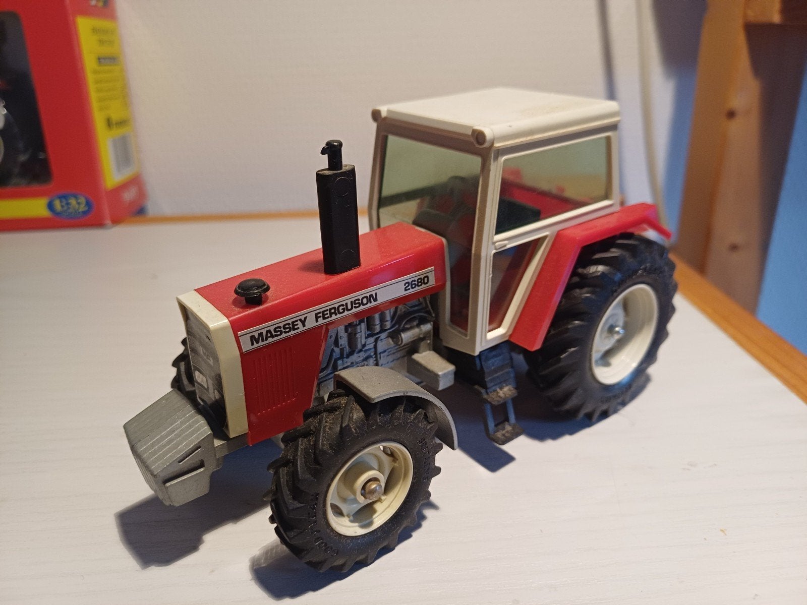 Britains MF 2680, Hobby en Vrije tijd, Modelauto's | 1:32, Ophalen of Verzenden, Zo goed als nieuw, Tractor of Landbouw, Britains