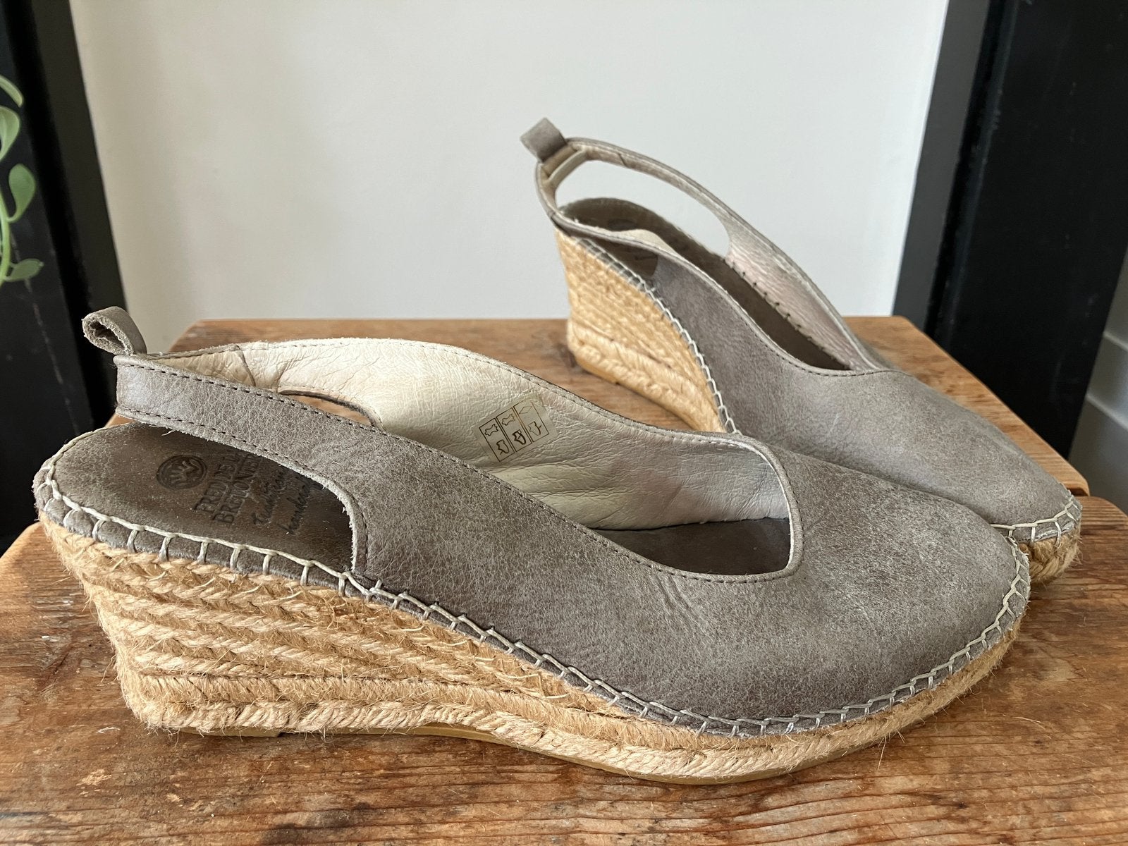 Grijze leren sandaal met sleehak Fred de la Bretonière mt 40, Zo goed als nieuw, Grijs, Sandalen of Muiltjes, Ophalen of Verzenden
