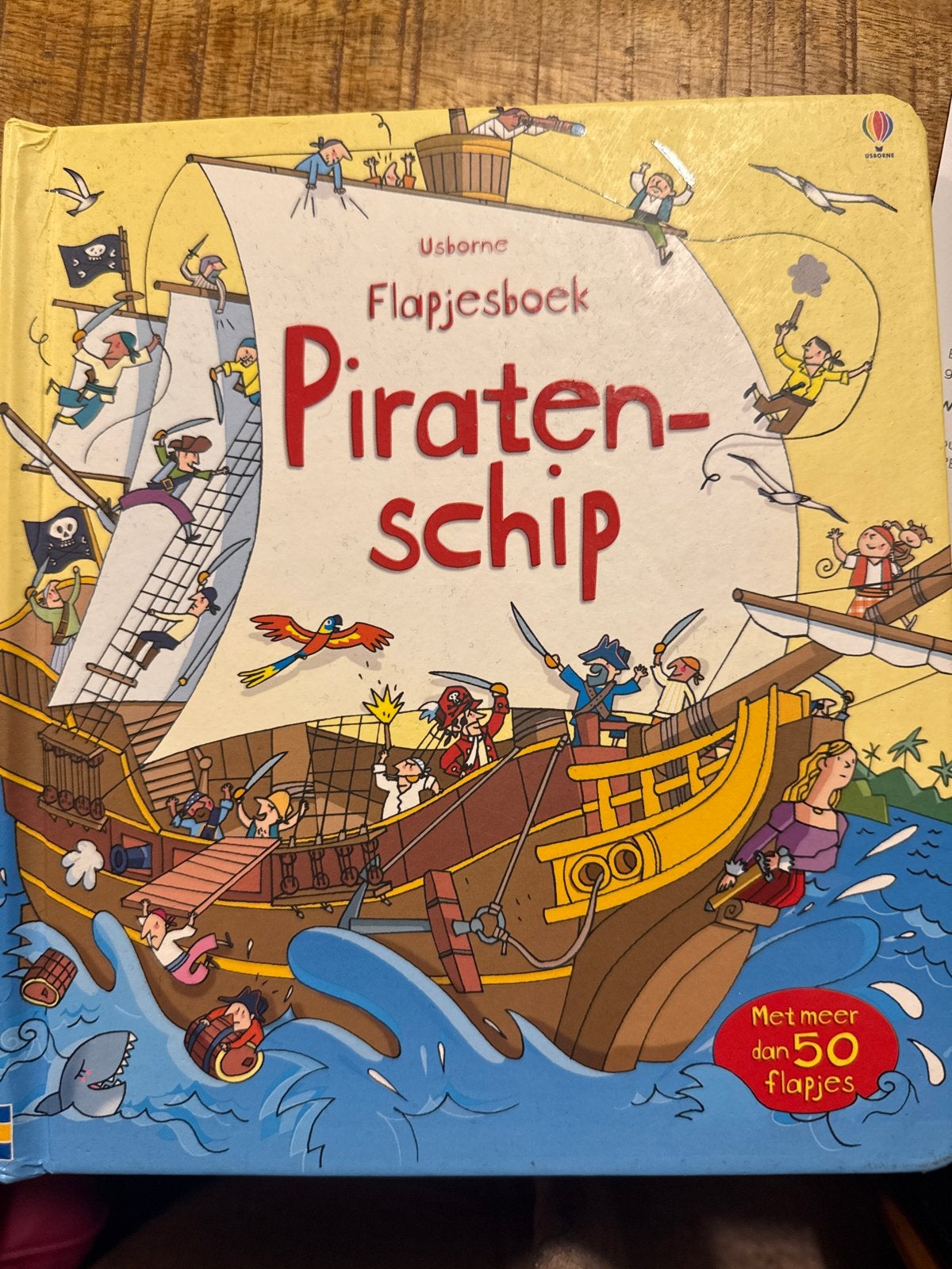 Usborne Flapjesboek Piratenschip - Ontdek de piratenwereld!, Boeken, Ophalen of Verzenden, Zo goed als nieuw, Sprookjes