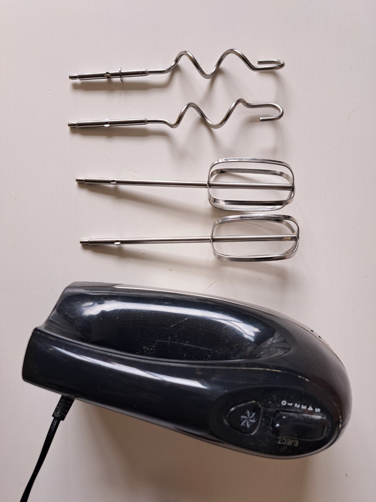Hema Handmixer 300W met 5 snelheden en kloppers, Ophalen, Gebruikt, 3 snelheden of meer