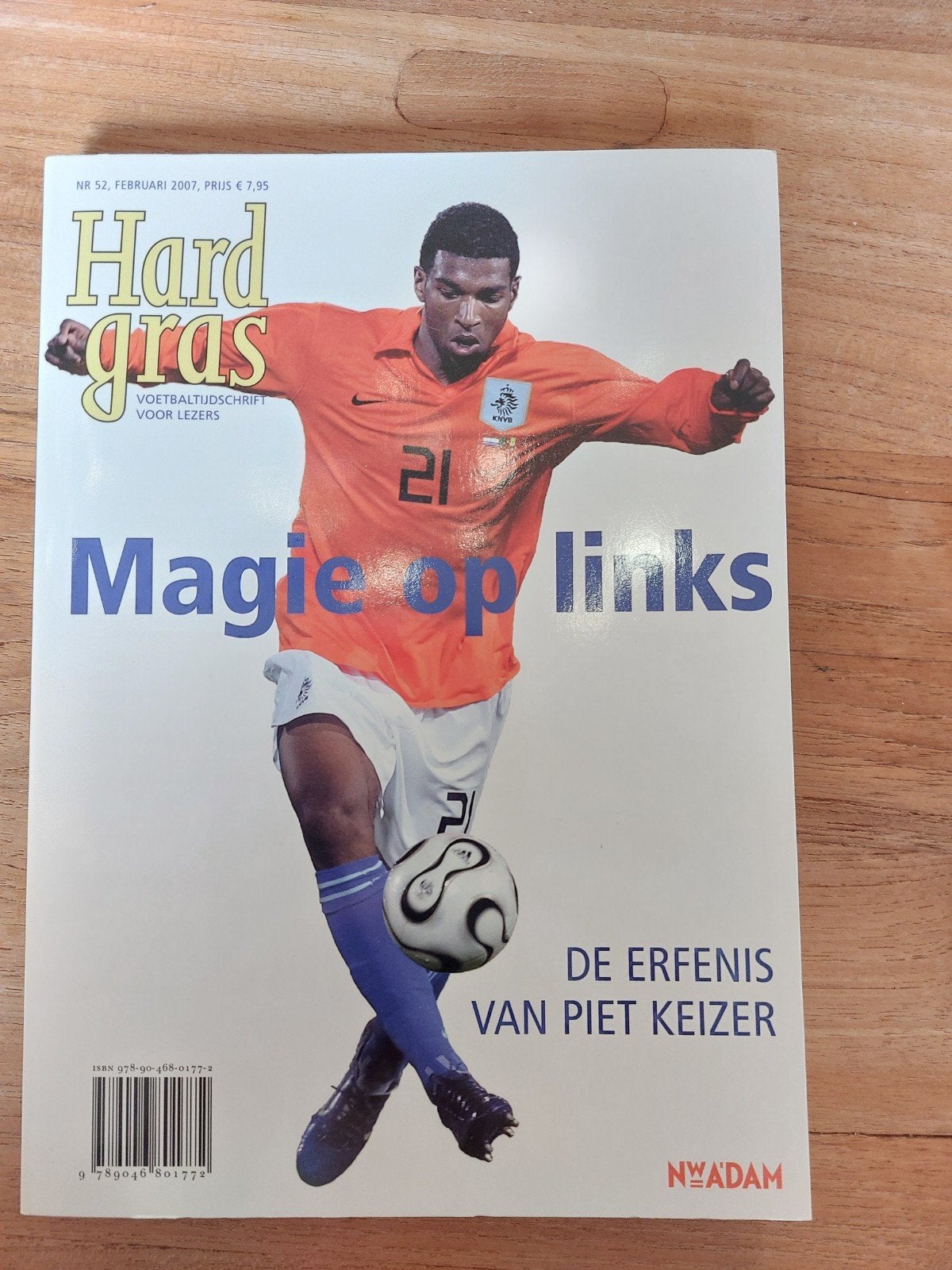 Hard Gras Voetbaltijdschrift - Magie op links, Ophalen of Verzenden, Gelezen, Sport en Vrije tijd