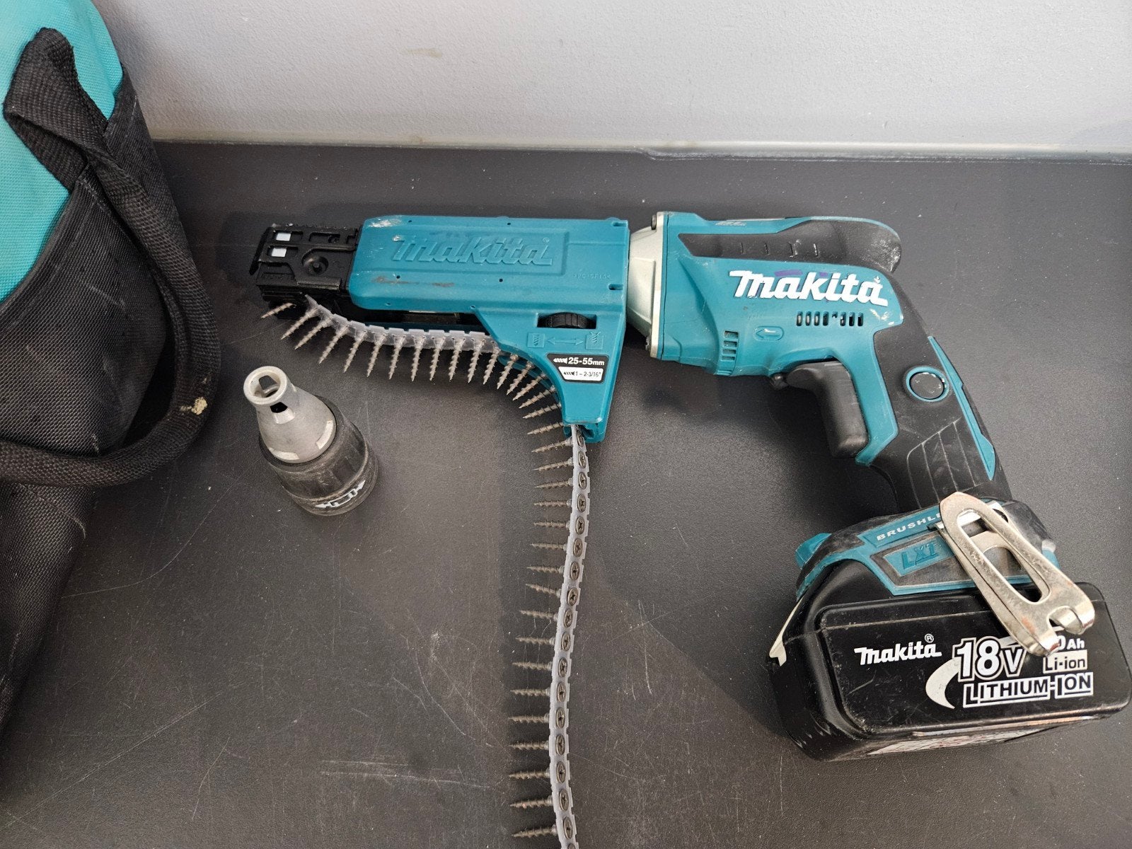 Makita DFS452 automatische bandschroefmachine incl schroeven, Gebruikt, Variabele snelheid, Ophalen of Verzenden, Boor- en Schroefmachine
