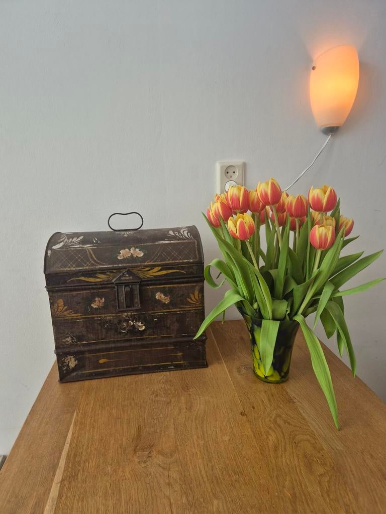 Oud WINKELBLIK met gebogen deksel., Verzamelen, Blikken, Ophalen of Verzenden, Gebruikt, Overige