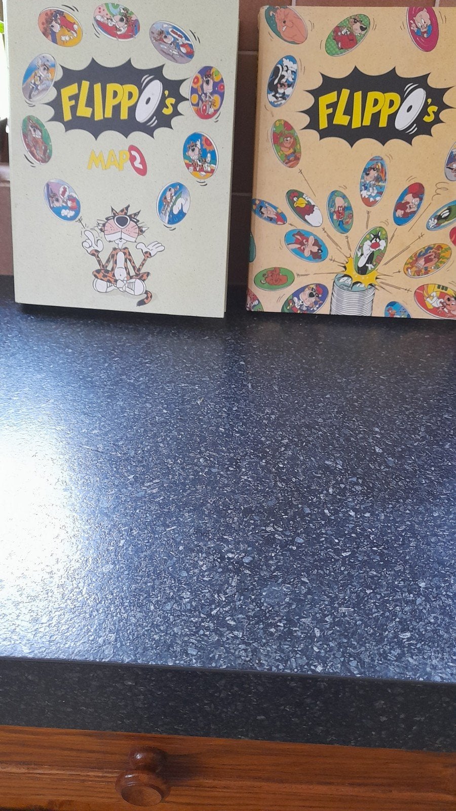 2 volle mappen met Flippo's - Looney Tunes, Griezel, Mega, Verzamelen, Flippo's, Ophalen, Griezel, Verzameling, Met verzamelmap(pen)