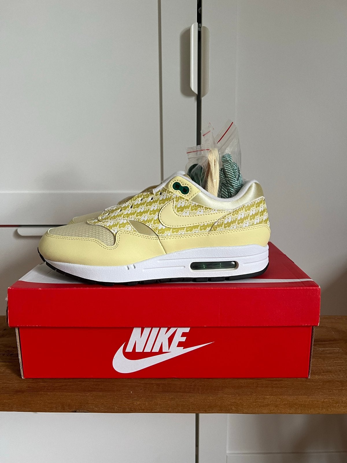 Nike Air Max 1 Lemonade - Maat 41, Ophalen, Nieuw, Overige kleuren, Sneakers of Gympen