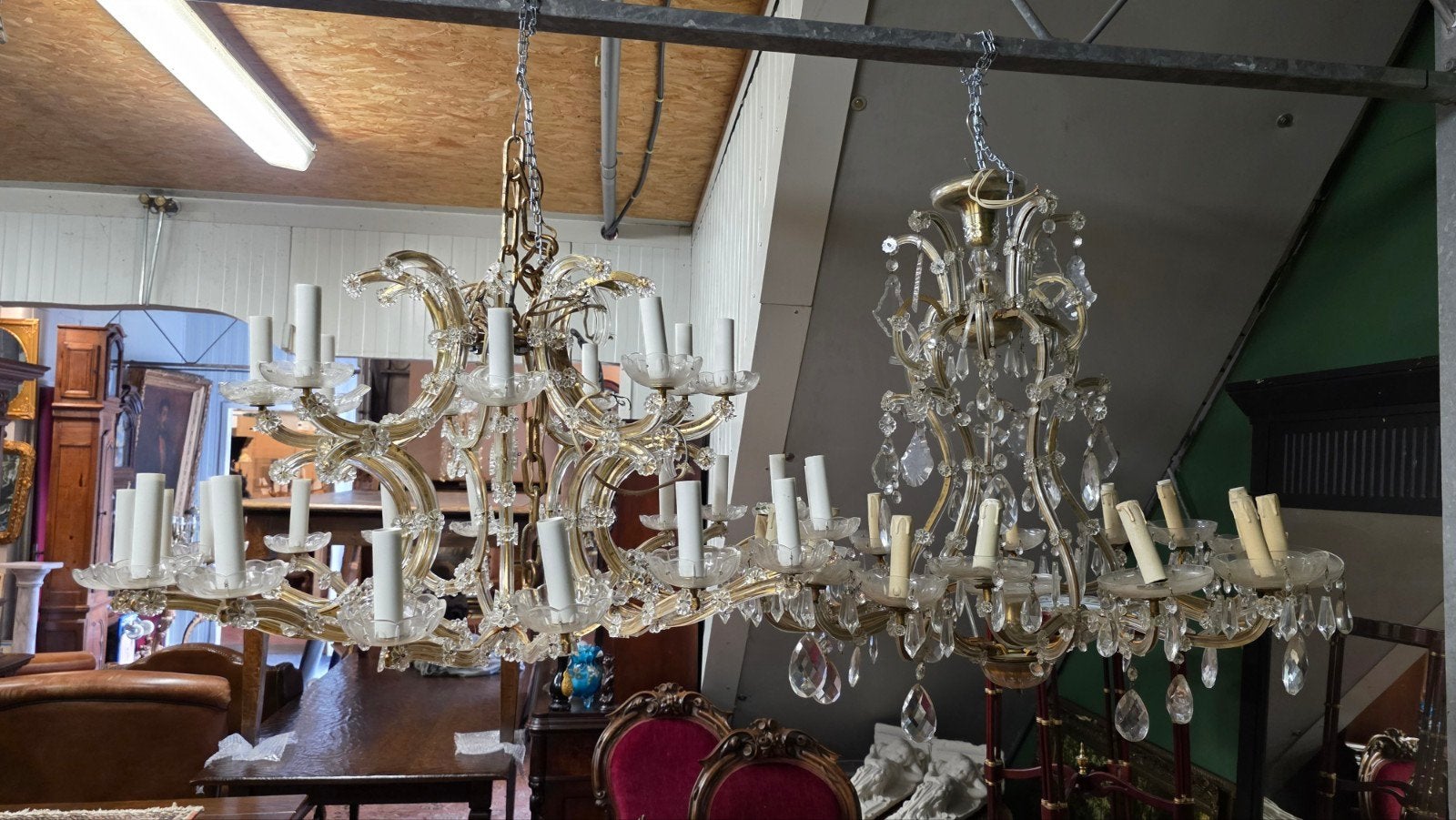 2 antieke kristallen kroomluchters € 200