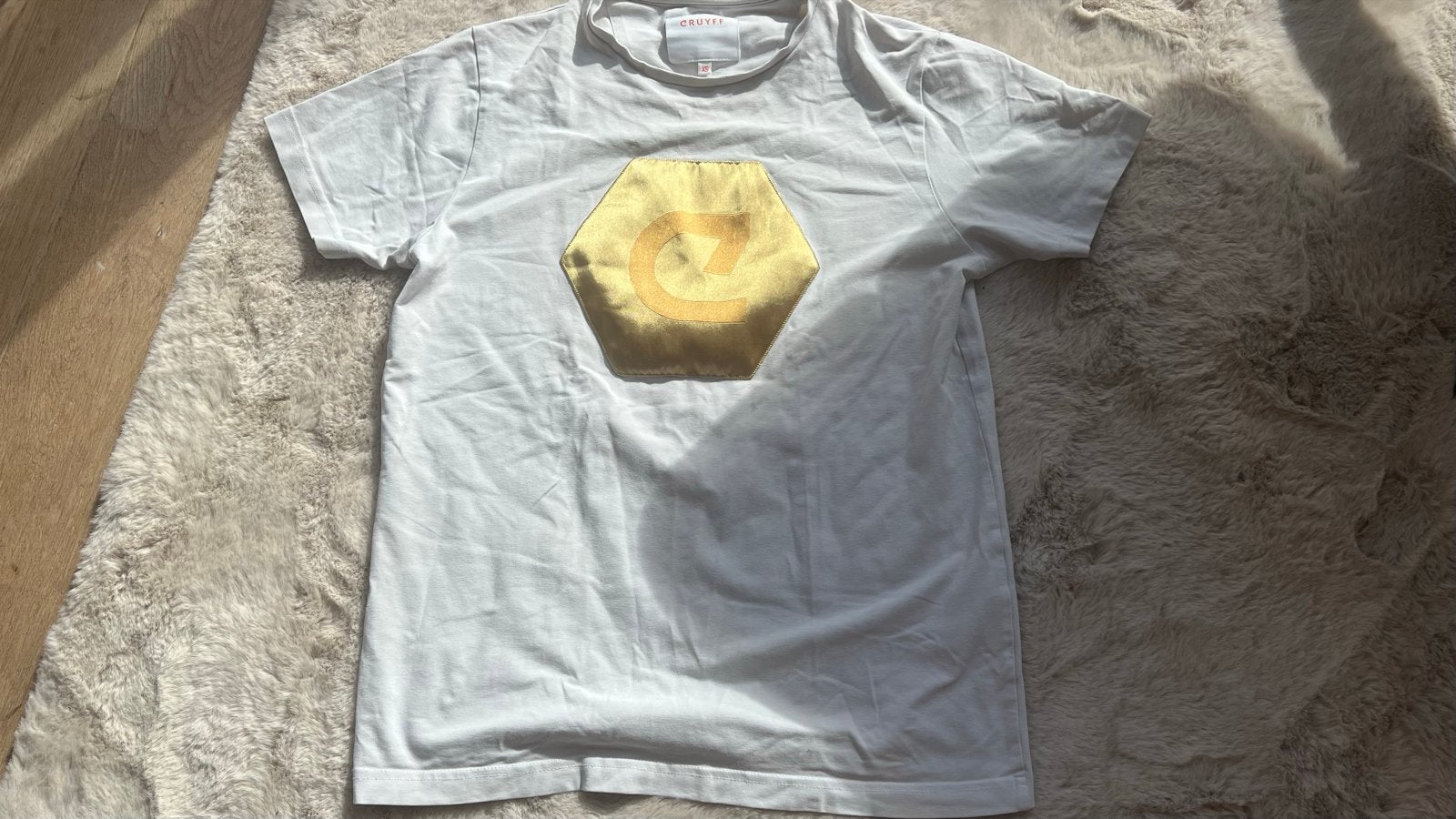Cruyff T-shirt met gouden logo. Maat XS, Ophalen of Verzenden, Zo goed als nieuw, Meisje, Shirt of Longsleeve