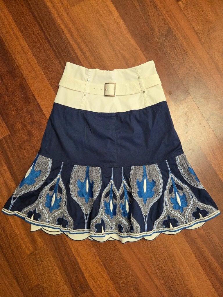 Leuke en originele zomerrok van Karen Millen met borduursels, Maat 38/40 (M), Blauw, Ophalen of Verzenden, Boven de knie