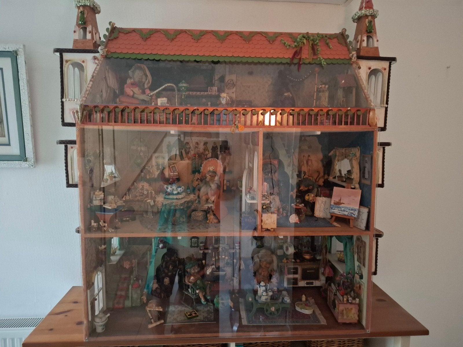 Uniek Efteling-geïnspireerd poppenhuis met kabouters, Ophalen, Gebruikt, Poppenhuis