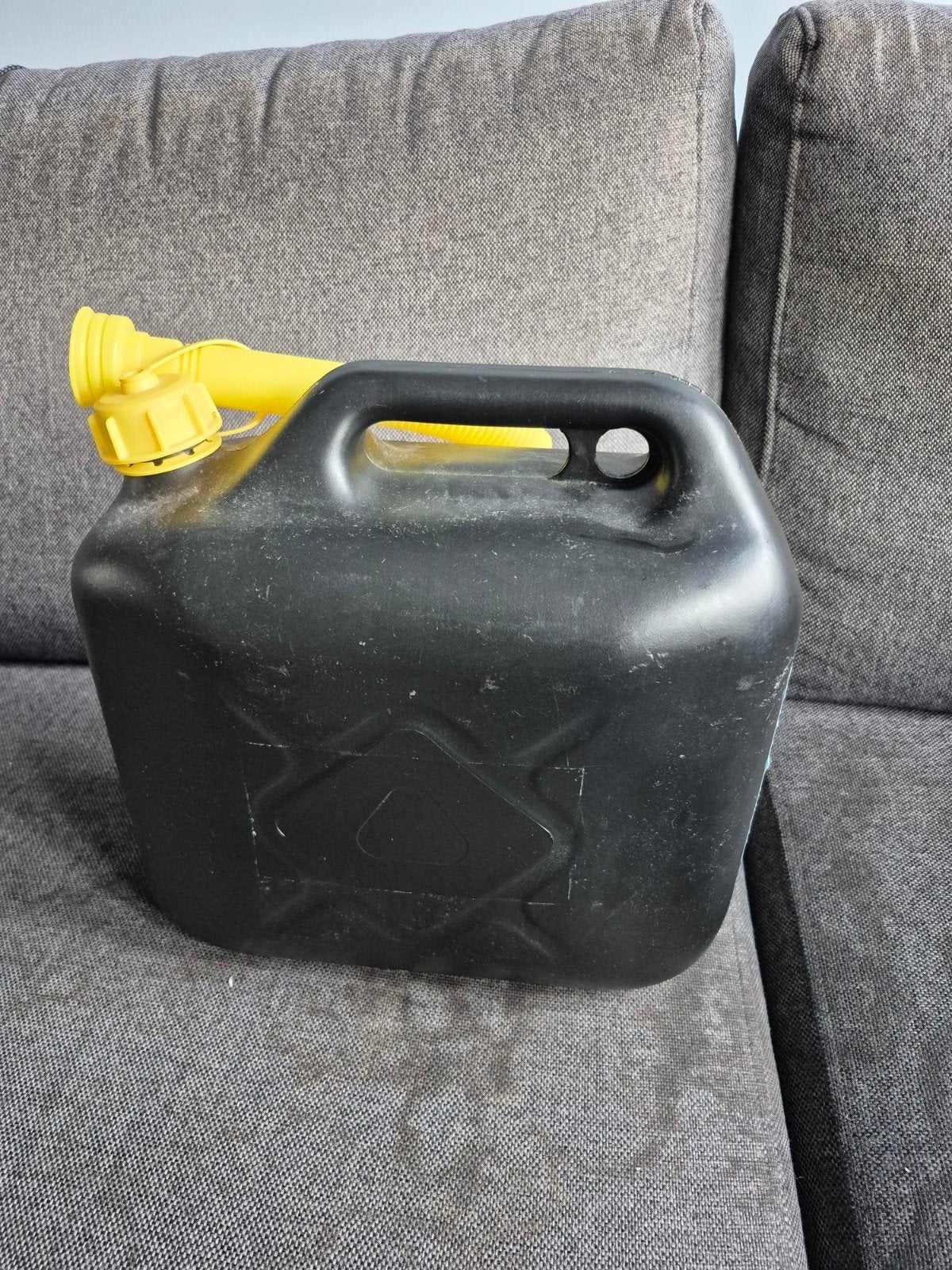 Jerry can 10 liter, Ophalen